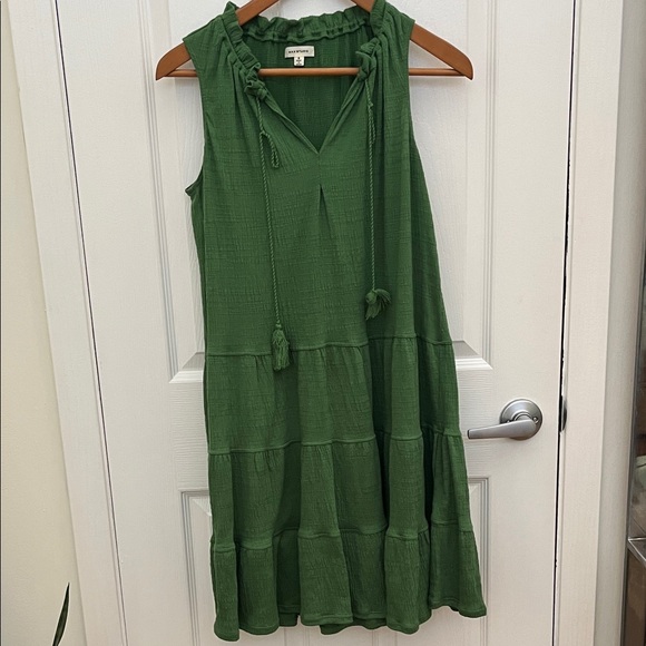 Max Studio Dresses & Skirts - Max Studio Green Sleeveless Tiered Midi Dress